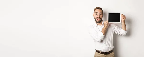 Shopping Technology Handsome Man Showing Digital Tablet Screen Wearing Glasses — Stock Photo, Image