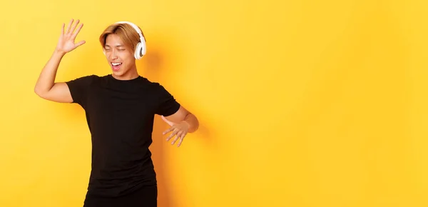 Heureux Attrayant Asiatique Guy Avec Blond Cheveux Chanter Long Danser — Photo
