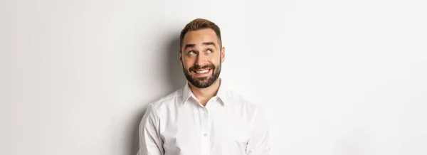 Nahaufnahme Eines Gutaussehenden Mannes Mit Bart Der Nachdenklich Die Linke — Stockfoto