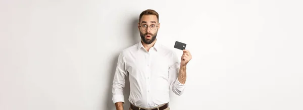 Adamın Ilgisini Çekti Kredi Kartı Gösteriyor Alışveriş Kavramı — Stok fotoğraf