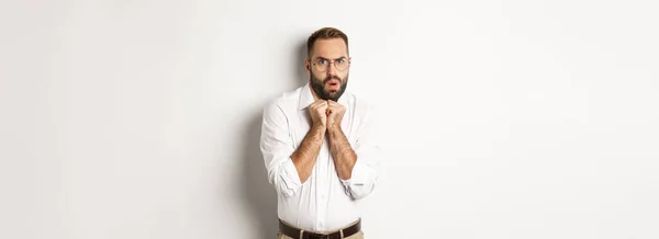 Empresário Assustado Tímido Olhando Ansioso Tremendo Medo Sobre Fundo Branco — Fotografia de Stock