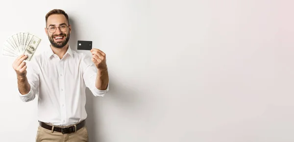 Joven Feliz Mostrando Tarjeta Crédito Dinero Dólares Sonriendo Satisfecho Pie — Foto de Stock