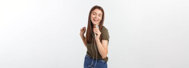 Kulaklıklar ve beyaz bir arka plan üzerinde izole dans müzik dinleme bir neşeli sevimli kadın portresi