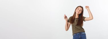 Kulaklıklar ve beyaz bir arka plan üzerinde izole dans müzik dinleme bir neşeli sevimli kadın portresi