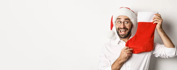 Крупный План Счастливого Человека Празднующего Рождество Получающего Подарки Носке Xmas — стоковое фото