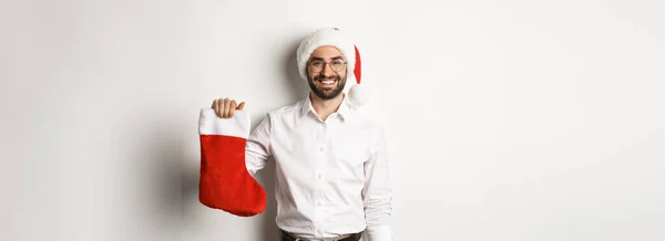 Καλά Χριστούγεννα Γιορτινή Ιδέα Ευτυχισμένος Ενήλικας Λαμβάνει Δώρα Χριστουγεννιάτικη Κάλτσα — Φωτογραφία Αρχείου