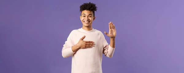 Retrato Joven Feliz Alegre Hombre Hispano Haciendo Una Declaración Honesta —  Fotos de Stock