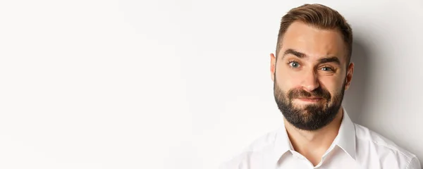 Emoções Conceito Pessoas Headshot Homem Cético Com Barba Sorrindo Olhando — Fotografia de Stock
