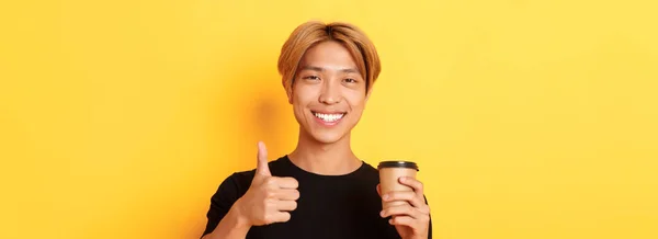 Nahaufnahme Von Zufriedenen Asiatischen Gutaussehenden Mann Empfehlen Café Hält Tasse — Stockfoto