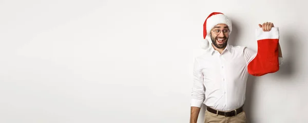 Frohe Weihnachten Feiertage Konzept Glücklicher Erwachsener Mann Erhält Geschenke Weihnachtssocke — Stockfoto