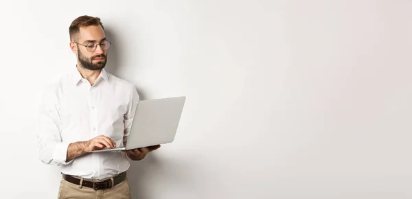Zaken Serieuze Manager Werkt Aan Een Laptop Staande Een Witte — Stockfoto