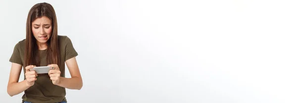 Щаслива Приваблива Брюнетка Яка Приєднується Виграшу Відеоіграх Смартфоні Ізольована Сірому — стокове фото
