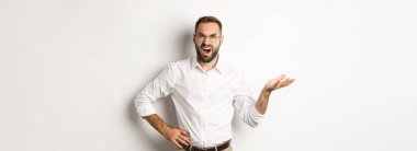 Hüsrana uğramış ofis çalışanı şikâyet ediyor, el kol hareketi yapıyor ve hayal kırıklığına uğramış görünüyor..