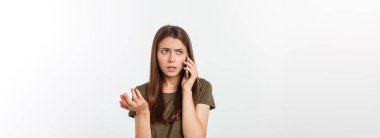 Endişeli genç kadın gergin görünüyor, kadın telefonda konuşurken gergin, hayal kırıklığına uğramış ve endişeli telefon konuşmaları yapıyor..