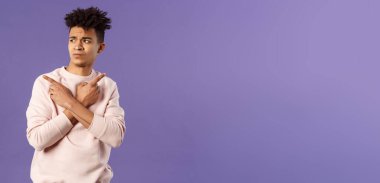 Sorunlu, kararsız, yakışıklı genç bir adamın portresi. Mezuniyetten sonra ne yapacakları, yana bakmaları, yan bakmaları, sol ve sağ varyantları göstermeleri, seçim yapamazlar..