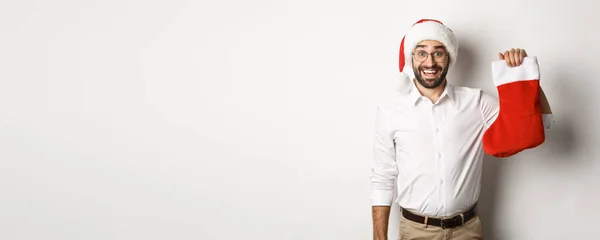 Frohe Weihnachten Feiertage Konzept Aufgeregt Bärtiger Kerl Mit Weihnachtsmütze Weihnachtssocke — Stockfoto