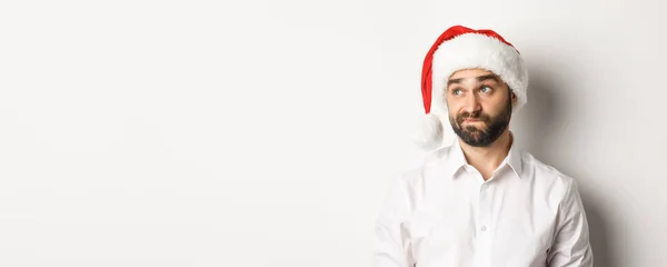 Primo Piano Scettico Ragazzo Cappello Babbo Natale Cercando Dubbia Sinistra — Foto Stock