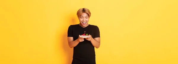 Animado Feliz Atraente Asiático Cara Sorrindo Como Olhando Para Bolo — Fotografia de Stock