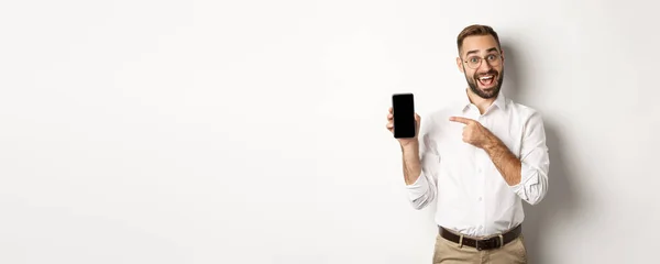 Spännande Snygg Kille Som Visar Mobiltelefon Pekar Finger Skärmen Och — Stockfoto