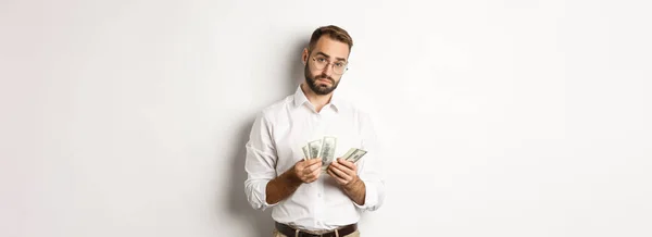 Bonito Homem Negócios Contando Dinheiro Olhando Para Câmera Sério Contra — Fotografia de Stock