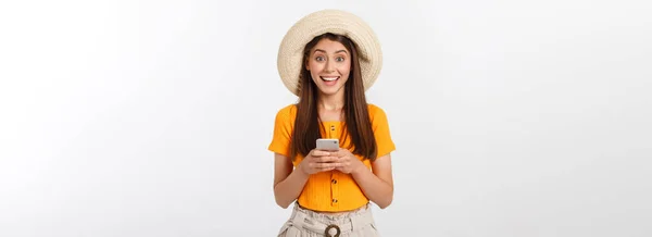 Feliz Jovem Caucasiano Mulher Usando Smartphone Isolado Branco — Fotografia de Stock