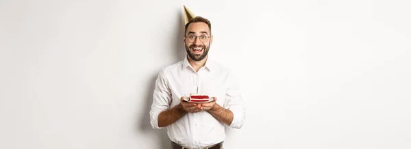 Lomat Juhlat Onnellinen Mies Ottaa Syntymäpäiväjuhlat Toivottaa Päivän Kakku Hymyillen — kuvapankkivalokuva
