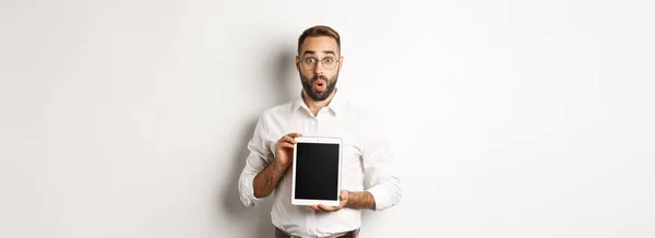 Surprised Man Glasses Showing Digital Tablet Screen Looking Amazed Standing — Stock Photo, Image