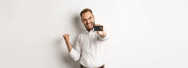 Kuva Tyytyväinen Liikemies Osoittaa Luottokortilla Joten Nyrkki Pumppu Iloita Seisoo — kuvapankkivalokuva