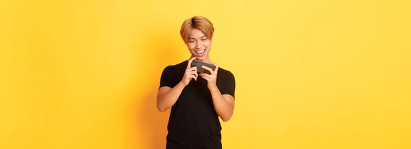 Akıllı Telefon Oyunu Oynayan Yakışıklı Asyalı Adamın Portresi Mobil Ekrana — Stok fotoğraf