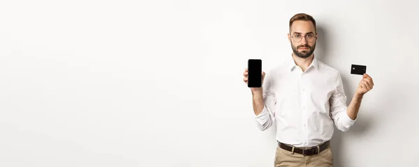 Ciddi Bir Adamı Mobil Ekran Kredi Kartı Gösteriyor Çevrimiçi Alışveriş — Stok fotoğraf