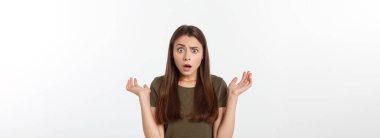 Şaşırmış ve ağzı açık bir şekilde kafasını tutan güzel bir kızın yakın plan portresi. Beyaz arkaplan.