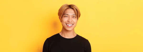 Gros Plan Beau Mec Asiatique Élégant Aux Cheveux Blonds Souriant — Photo