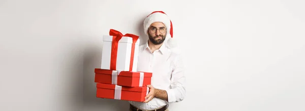 Vrolijk Kerstfeest Vakantie Concept Bedachtzame Man Met Kerstcadeaus Zoek Verdacht — Stockfoto