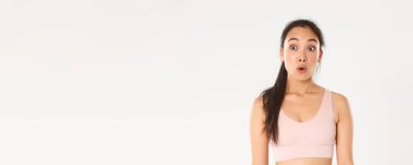 Spor, refah ve aktif yaşam tarzı konsepti. Heyecanlı ve şaşırmış Asyalı fitness kızı, sportsbra giymiş tatlı esmer 