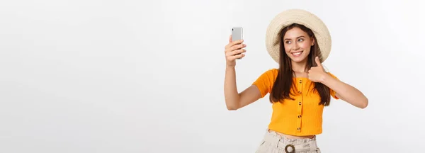 Ung Vit Kvinna Njuter Selfie Med Sig Isolerad Vit Bakgrund — Stockfoto