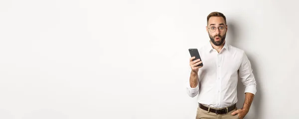 Überraschter Gutaussehender Mann Liest Interessante Informationen Online Hält Smartphone Der — Stockfoto