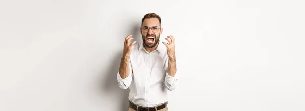 Frustrado Zangado Homem Gritando Raiva Apertando Mãos Furioso Sobre Fundo — Fotografia de Stock