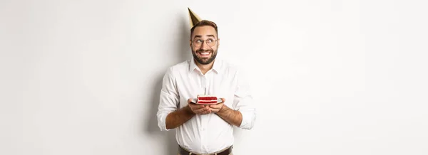 Lomat Juhlat Onnellinen Mies Ottaa Syntymäpäiväjuhlat Toivottaa Päivän Kakku Hymyillen — kuvapankkivalokuva