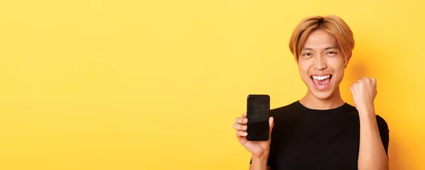 Close Feliz Regozijo Asiático Cara Mostrando Tela Smartphone Dizendo Sim — Fotografia de Stock