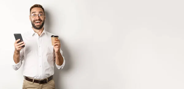 Дивовижний Бізнесмен Каву Реагуючи Чудову Онлайн Пропозицію Мобільний Телефон Стоячи — стокове фото