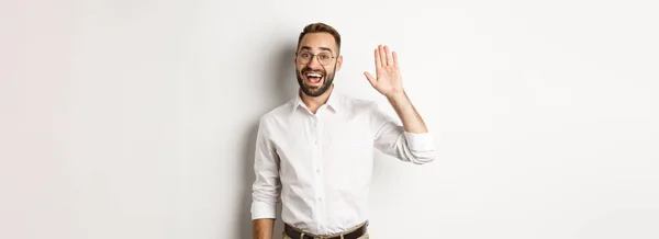Amigável Sorridente Homem Óculos Dizendo Olá Acenando Mão Saudação Sobre — Fotografia de Stock