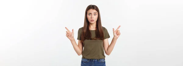 Retrato Feliz Sorprendida Joven Pie Aislado Sobre Fondo Gris Mirando — Foto de Stock