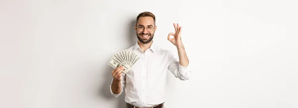 Joven Hombre Negocios Satisfecho Mostrando Dinero Hacer Buena Señal Ganar — Foto de Stock