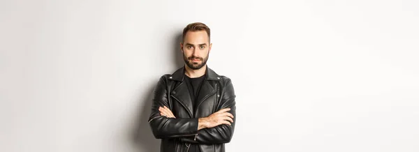 Hombre Macho Atractivo Chaqueta Cuero Sonriendo Mirando Confiado Con Las —  Fotos de Stock