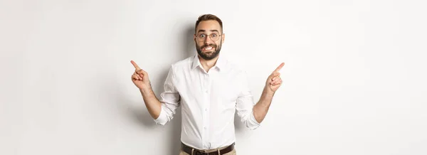 Unentschlossener Geschäftsmann Der Seitwärts Zeigt Zwei Varianten Zeigt Sich Schwer — Stockfoto