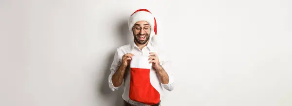 Szczęśliwy Dorosły Mężczyzna Otwarte Skarpetki Boże Narodzenie Patrząc Środka Otrzymując — Zdjęcie stockowe