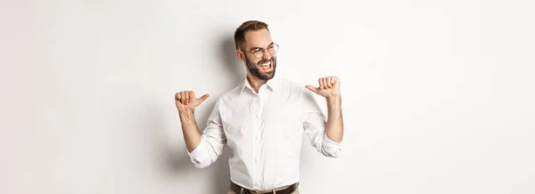 Zufriedener Und Selbstbewusster Geschäftsmann Der Auf Sich Selbst Zeigt Und — Stockfoto