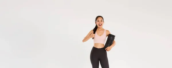 Tatmin Olmuş Gülümseyen Asyalı Antrenör Spor Giyimli Spor Giyim Kızı — Stok fotoğraf