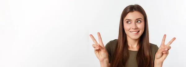 Mujer Joven Mostrando Dos Dedos Gesto Positivo Paz Sobre Blanco —  Fotos de Stock