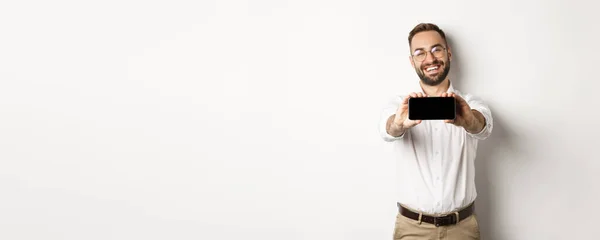 Счастливый Бизнесмен Показывает Мобильный Экран Держа Телефон Горизонтально Стоя Удовлетворены — стоковое фото